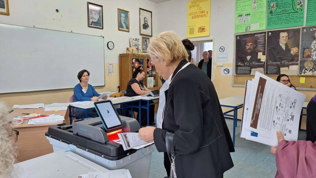 Ostanak u dubokom mraku ili…